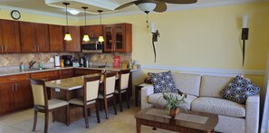 Interior - Mountain Retreat🌈 A Cozy Getaway 5 min from the Beach, Great Views ,Free Prking (Honolulu)