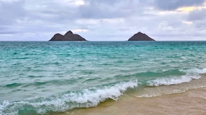 A beach with turquoise water and two rocky islands in the distance. - Mountain Retreat🌈 A Cozy Getaway 5 min from the Beach, Great Views ,Free Prking (Honolulu)