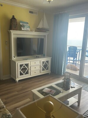 Smart-tv, dvd-spelare och böcker