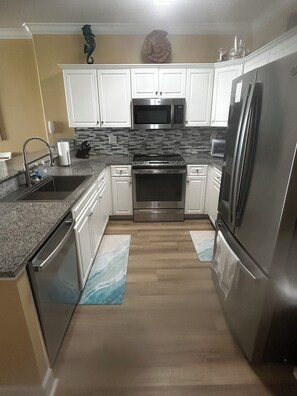 Kylskåp, mikrovågsugn, ugn och spishäll