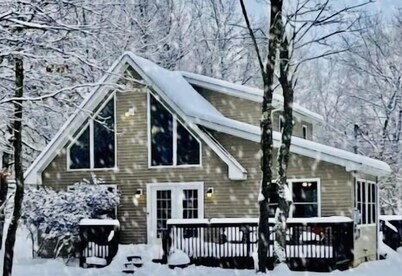 Relaxing & Fun-Pet Friendly -game area-2 decks-BBQ. Walk to lake, beach & pool!