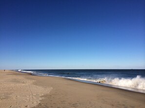 Nær stranden og solsenger