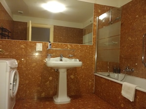 Shower, hair dryer, towels, soap - Nice apartment in Molino attached with spa (Venezia)