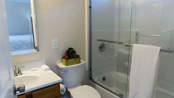 Ensemble douche/baignoire, sèche-cheveux, serviettes fournies