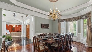 Dining - Mansion - 20 mins to Airport /  20 mins  to Downtown Atlanta & Buckhead (Ellenwood)