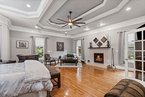 10 makuuhuonetta, työpöytä, silitysrauta/-lauta, vauvan matkasänky