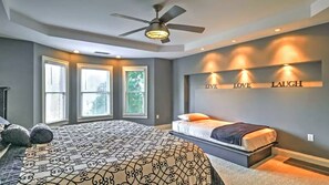 10 makuuhuonetta, työpöytä, silitysrauta/-lauta, vauvan matkasänky