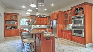 A spacious kitchen with a central island, stainless steel appliances, and a large window. - Mansion - 20 mins to Airport /  20 mins  to Downtown Atlanta & Buckhead (Ellenwood)