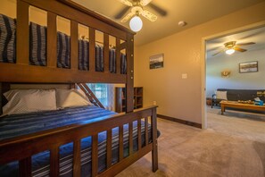 2 habitaciones, tabla de planchar con plancha y cuna de viaje 