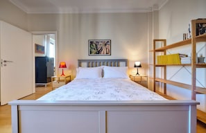 1 habitación, tabla de planchar con plancha, wifi gratis y ropa de cama