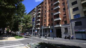 Un immeuble à plusieurs étages, doté d’une façade en briques, de balcons et donnant sur une rue.