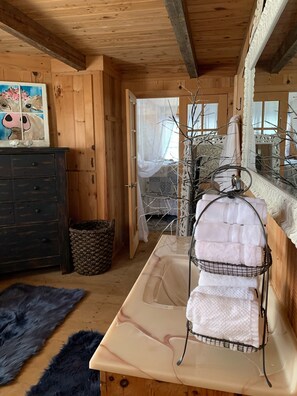 2 chambres, fer et planche à repasser, Wi-Fi, draps fournis