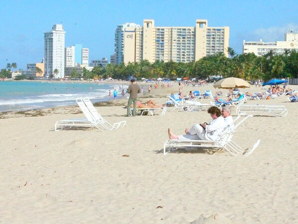 Am Strand, Sonnenschirme, Strandtücher