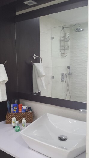 Dusche, Haartrockner, Handtücher, Seife