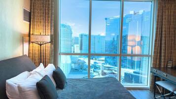 1 habitación, escritorio, tabla de planchar con plancha y wifi