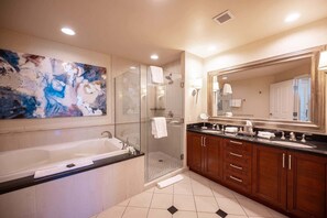 Bathtub, hair dryer, towels - No Resort Fee Strip View Suite +Free Valet + Pool (Las Vegas)