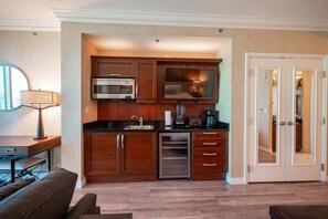 冷蔵庫、電子レンジ、コンロ、コーヒー / ティーメーカー