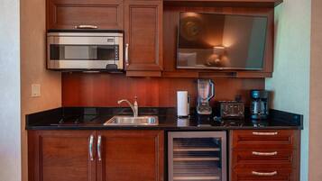 Refrigerador, microondas, placa de cocina, cafetera/tetera