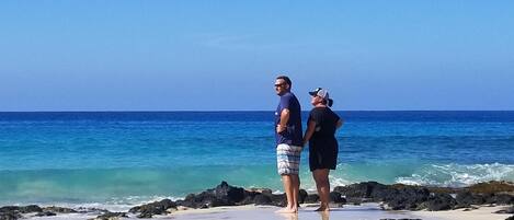 En la playa, camastros y toallas de playa