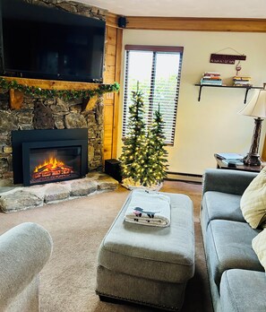 Smart TV, fireplace, video games, books - Fireplace, Outdoor Bar &Grill,  Pickle ball! New pillowtop mattresses, down  (Champion)