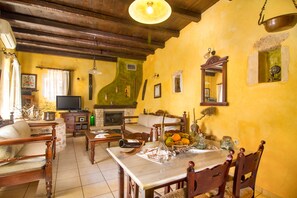 Smart TV, fireplace, DVD player, books - Green villa Faskomilia -1 bedroom - balcony roof terrace -sea and mountain view. (Chania)