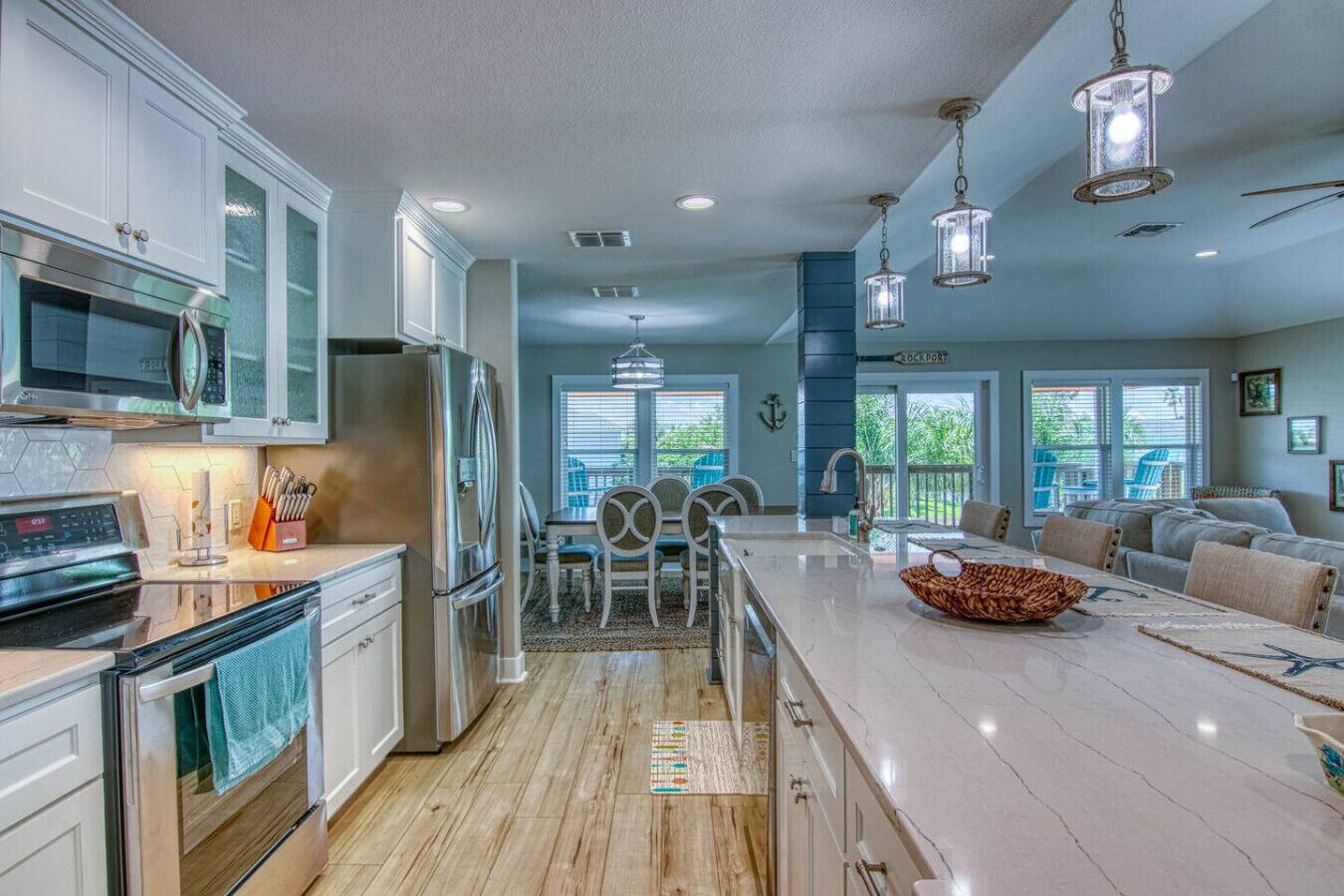 Geladeira, micro-ondas, fogão, cooktop