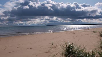 På stranden, solstolar och strandhanddukar