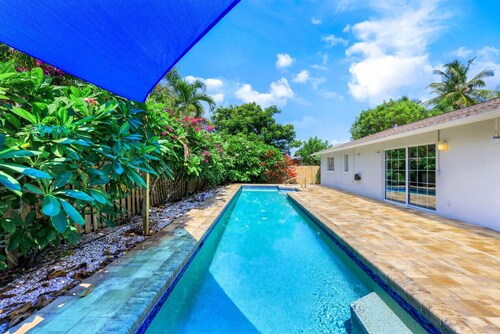 Woodridge: Work Friendly, Pool, Near Beach