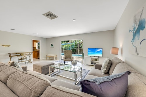 Woodridge: Work Friendly, Pool, Near Beach