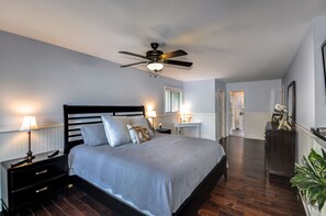 4 slaapkamers, een bureau, een strijkplank/strijkijzer, gratis wifi