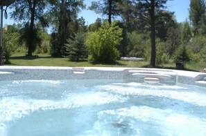 Tina de hidromasaje al aire libre