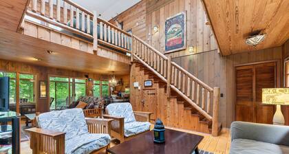Lakefront! Secluded, HotTub, Fire Pit, Private Dock&boats 90 Min from Chicago