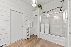 Kombinert dusj/badekar, boblebad, hårføner og håndklær