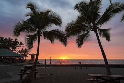 Penthouse Unit built 2007, Across from Kahaluu Beach, Fantastic Ocean Views!