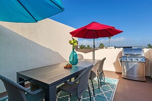 Outdoor dining - Pacific  Beach / Crown Point - Super Clean  4 Bedroom Oasis beach home (San Diego)