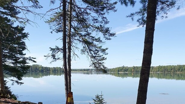 En vacker plats vid sjön, med en öl och kringlor på ett picknickbord.