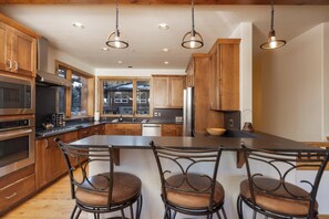 雪櫃、微波爐、焗爐、爐具