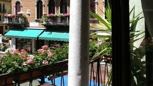 Ein Innenhof mit Pool, Sitzgelegenheiten im Freien und einem Gebäude mit Balkonen.
