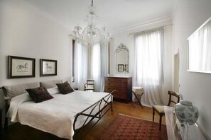 4 bedrooms, iron/ironing board, WiFi, bed sheets