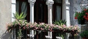 Miracoli:Picturesque Venice canal views from 15 th Century Balcony