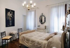 4 habitaciones, tabla de planchar con plancha, wifi y ropa de cama