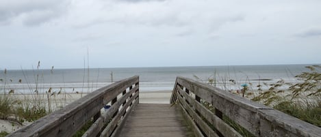 Nära stranden, solstolar och strandhanddukar