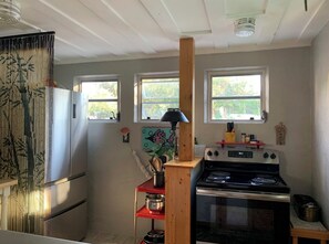 Fridge, microwave, oven, stovetop - The Crescent Moon : Pets welcome, beach 1 block (St Augustine)