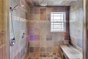 Ensemble douche/baignoire, baignoire à jets, sèche-cheveux, bidet