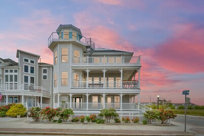 The Corner Beach House! On the Beach! Lighthouse! BEST Ocean & Inlet views!!