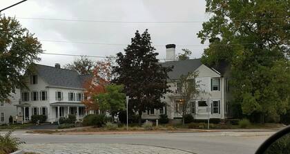 Historiallinen Fifer Davis -talo Circa 1760. Yksityishuone. Yksityinen sisäänkäynti