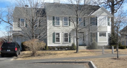 Historiallinen Fifer Davis -talo Circa 1760. Yksityishuone. Yksityinen sisäänkäynti