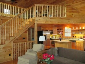 Smart TV, DVD player, books, stereo - Private Cabin Getaway with all the Amenities! (Table Rock)