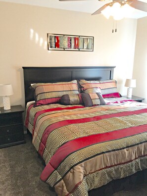 3 bedrooms, iron/ironing board, free WiFi, bed sheets - Beautiful, Modern Condo-No Stairs!-King Beds! Central Branson (Branson)