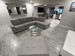 Smart-TV, DVD-Player, Tischtennisplatte